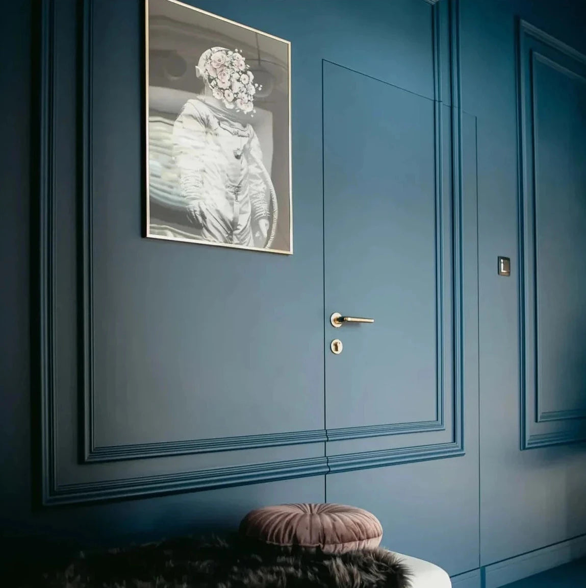 Plinthe MD027 installée sur mur bleu avec moulures décoratives, idéale pour un intérieur élégant