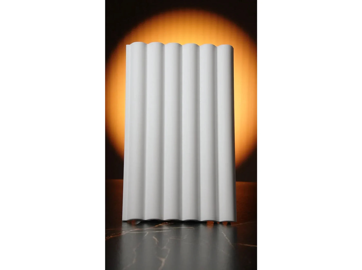 Mise en scène design du panneau mural 3D Sereno L0401 avec lumière indirecte - style décoratif sculptural