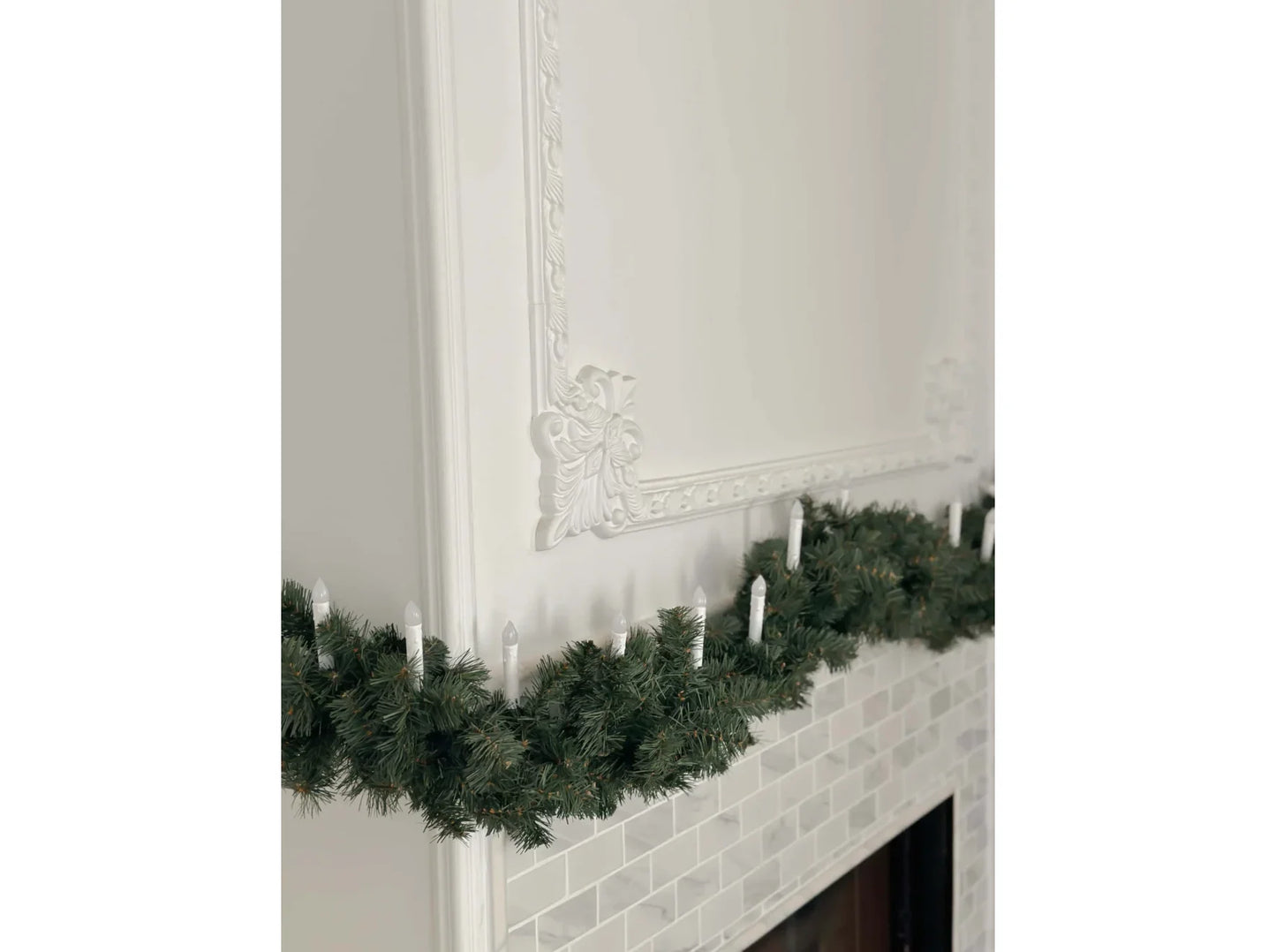 Angle de moulure MDC258-13 posé autour d’une cheminée – finition blanche avec décor floral élégant – 25,5 cm