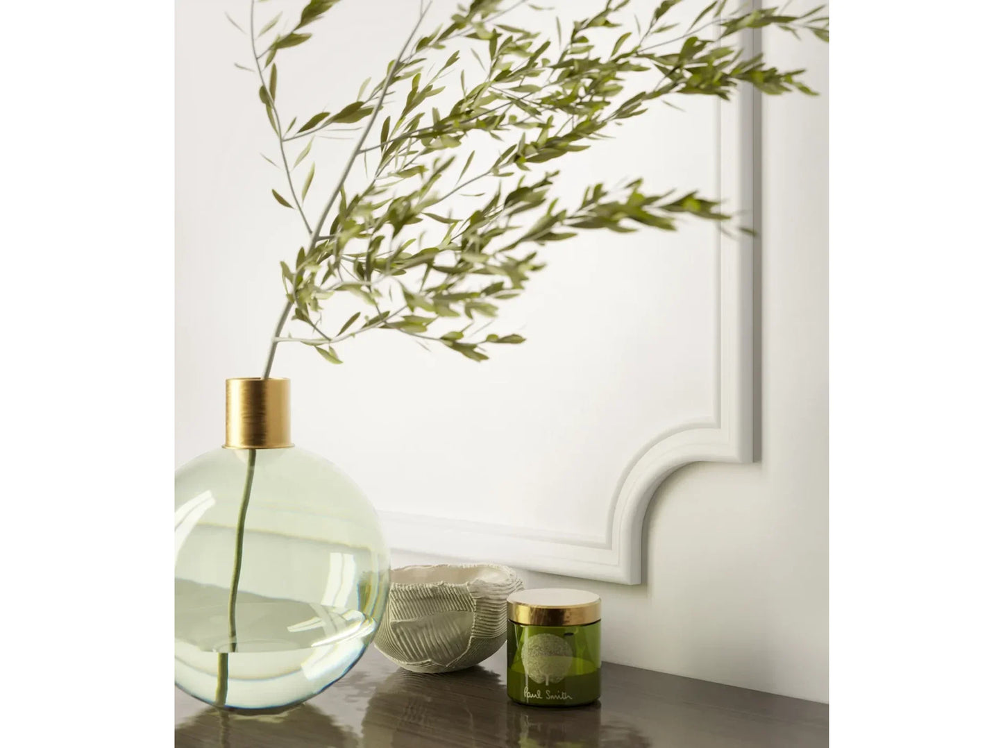 Angle mouluré MDD318-10 intégré dans une composition murale élégante avec moulures blanches et décoration florale – finition classique et raffinée