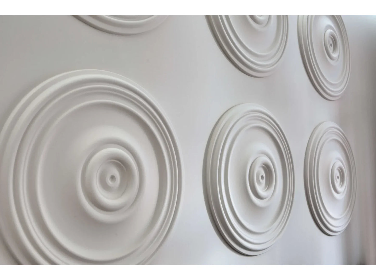 Rosaces de plafond B3025 utilisées comme décoration murale design pour un intérieur créatif et élégant.