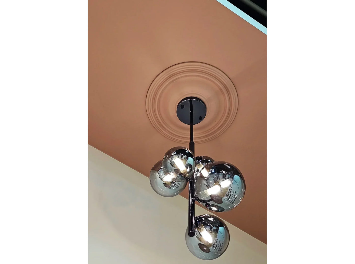 Rosace B3030 installée au plafond avec suspension design – mise en valeur élégante pour un intérieur moderne