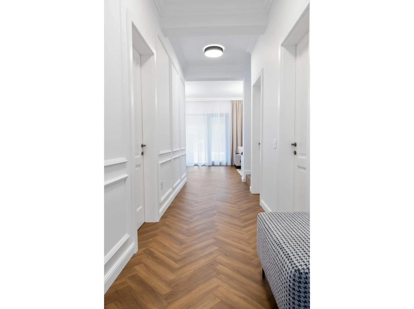 Panneaux muraux en moulure MD255 dans un couloir lumineux