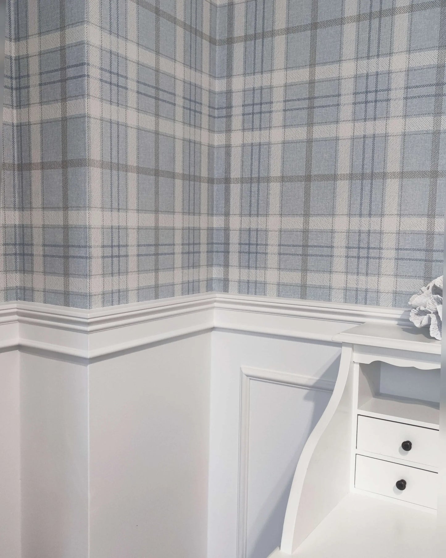 Moulure murale MDD305 pour soubassement mural, profil classique blanc installé avec papier peint à motifs dans une décoration intérieure