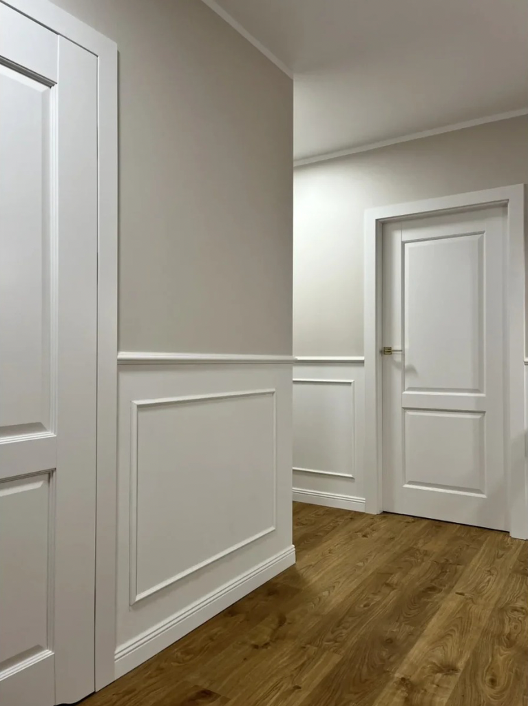 Vue d'une moulure murale polyvalente installée dans un couloir