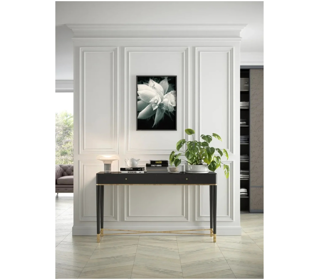 Vue d'une moulure murale MD002, moulure murale polyvante installée et peinte dans un salon