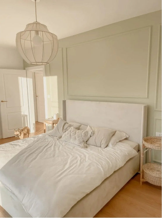 Vue d'une cimaise peinte MD413 avec un profil convexe de petite taille. Installée dans une chambre
