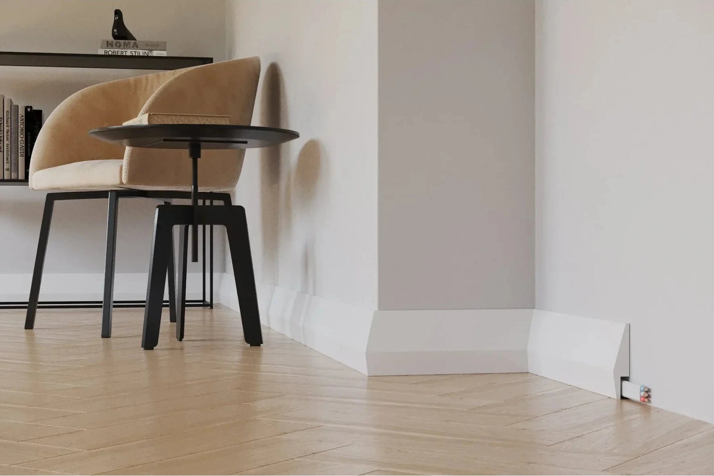 Plinthe MD016 installée dans un salon moderne – profil incliné avec finition blanche – 200 x 10 x 2,3 cm