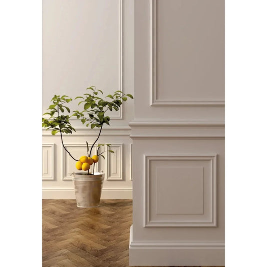 Plinthe blanche MD360 dans un intérieur chic avec murs moulurés, parquet en chevrons et plante décorative – style classique et raffiné