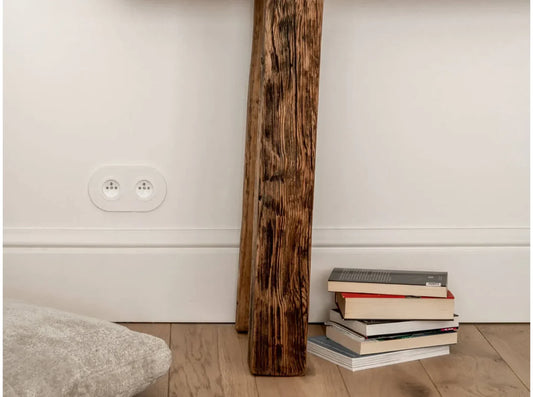 Plinthe décorative blanche MD020 posée au bas d’un mur clair dans un salon moderne, hauteur 19,8 cm, en polyuréthane prêt à peindre