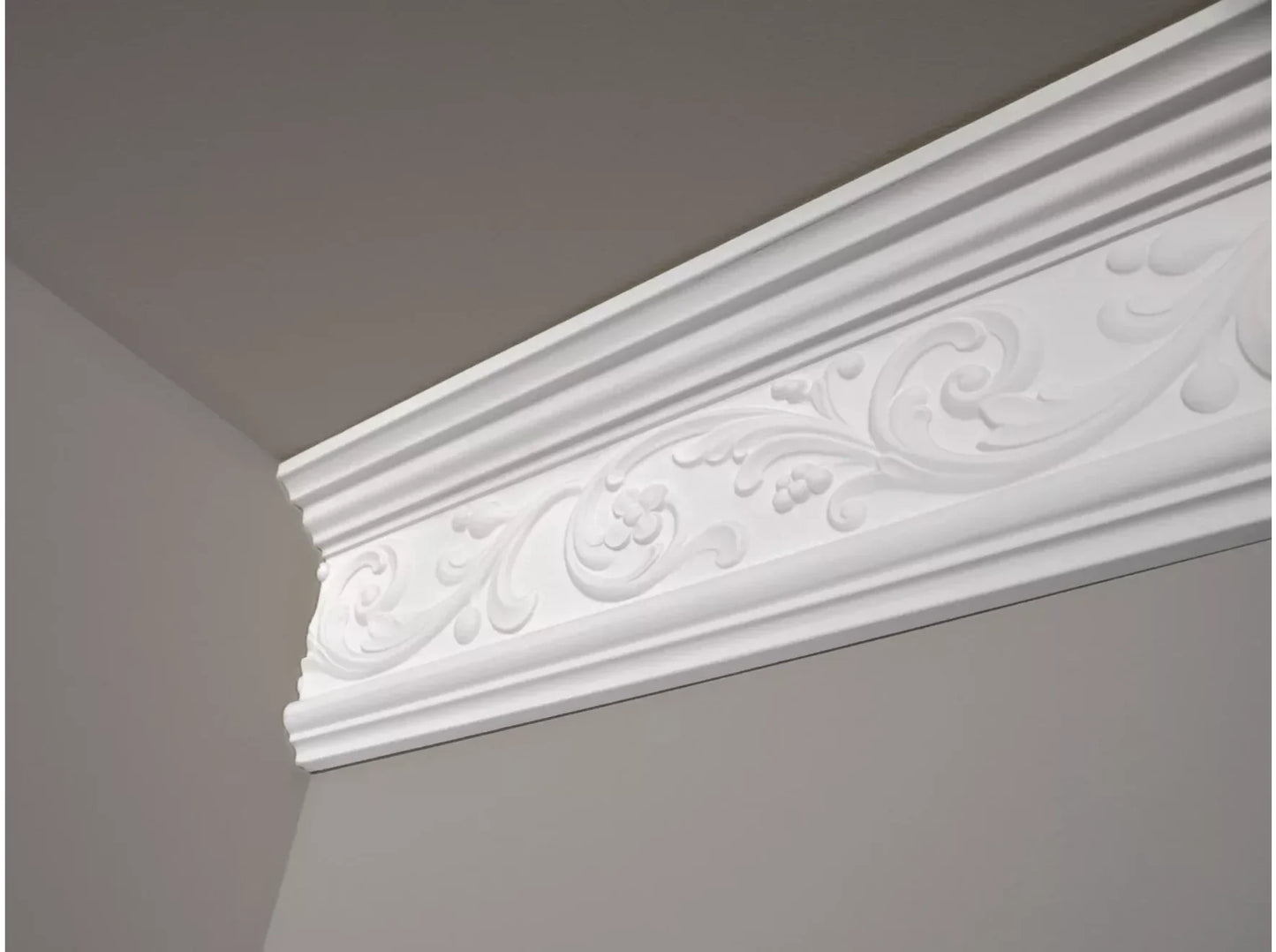 Corniche en plâtre ornée installée au plafond, motif floral classique pour décoration murale intérieure élégante Corniche en plâtre ornée installée au plafond, motif floral classique pour décoration murale intérieure élégante