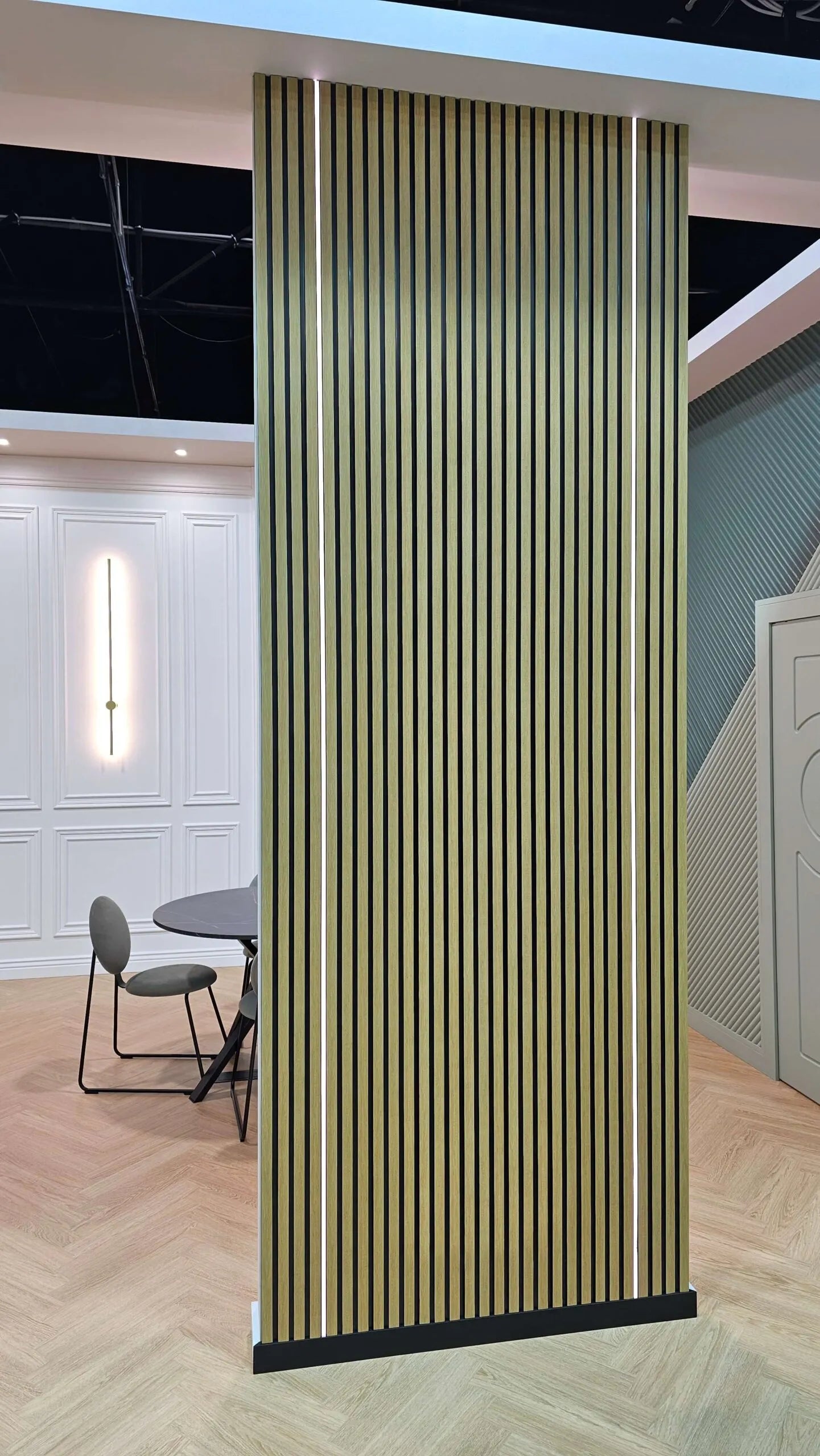 Profilé LED M4 noir en aluminium intégré dans un panneau mural design pour éclairage décoratif vertical moderne.