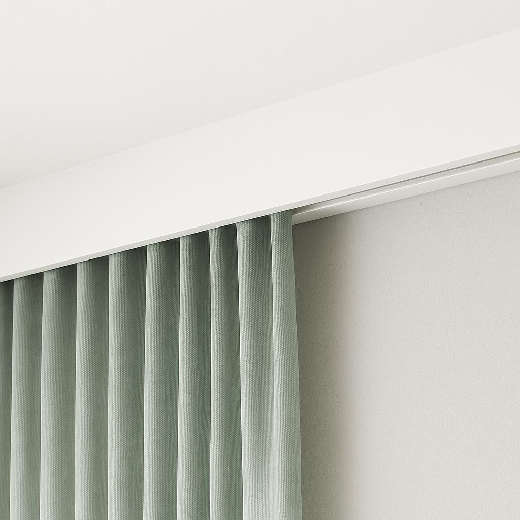 orniche cache-rideau blanche installée au-dessus d'une fenêtre — finition architecturale en PolyForce haute densité