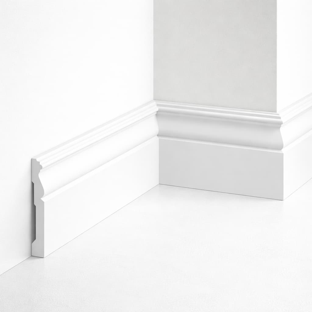 Plinthe décorative en Polyforce blanche installée le long d'un mur, montrant sa finition élégante et son profil moderne