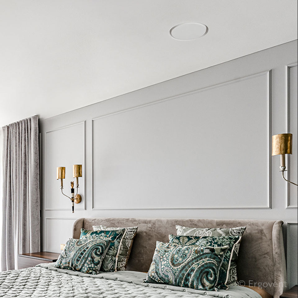 bouche de ventilation installer dans un plafond de chambre 