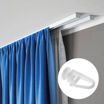 Double rail à rideaux plafond en aluminium blanc avec rideaux bleus et voilage, idéal pour une installation discrète et moderne.