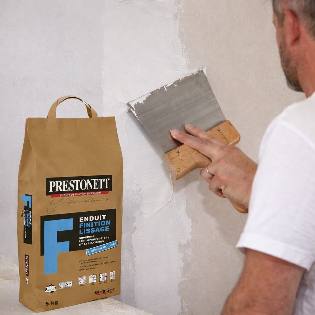 Application d’un enduit de finition sur mur en plaque de plâtre avec couteau à enduire