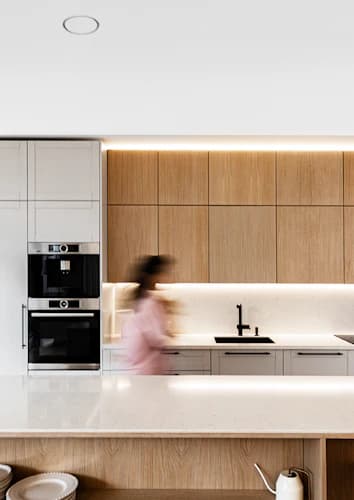 Bouche de ventilation invisible intégrée dans plafond moderne au-dessus d’une cuisine design