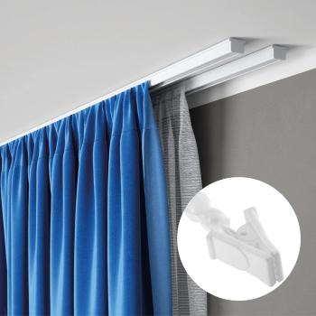 Double rail à rideaux plafond en aluminium blanc avec rideaux bleus et voilage, idéal pour une installation discrète et moderne.