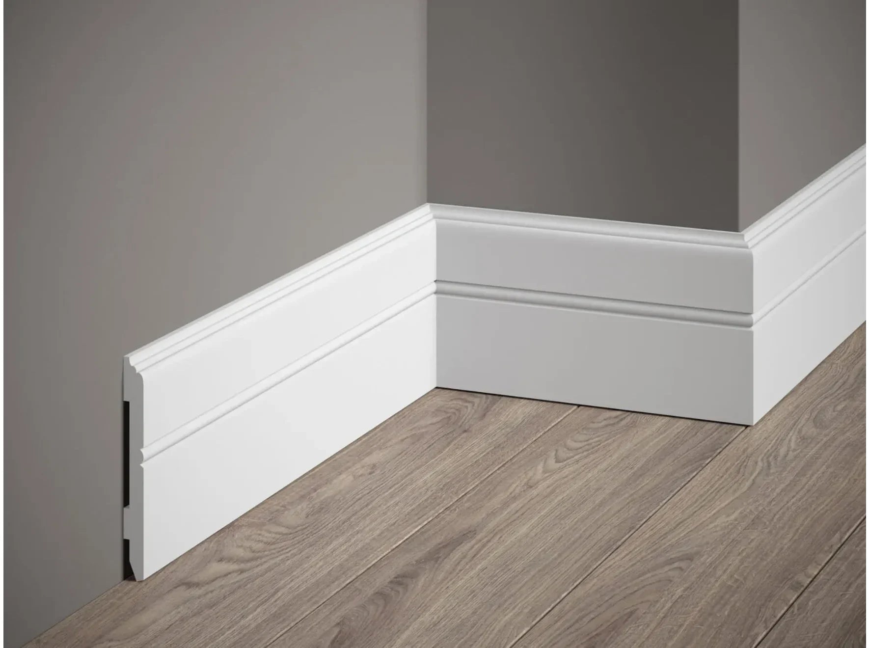 Plinthe décorative blanche MD354 installée au bas d’un mur gris avec parquet, moulure élégante – dimensions 200 x 10,7 x 1,1 cm