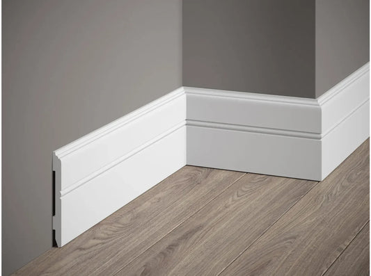Plinthe décorative blanche MD354 installée au bas d’un mur gris avec parquet, moulure élégante – dimensions 200 x 10,7 x 1,1 cm