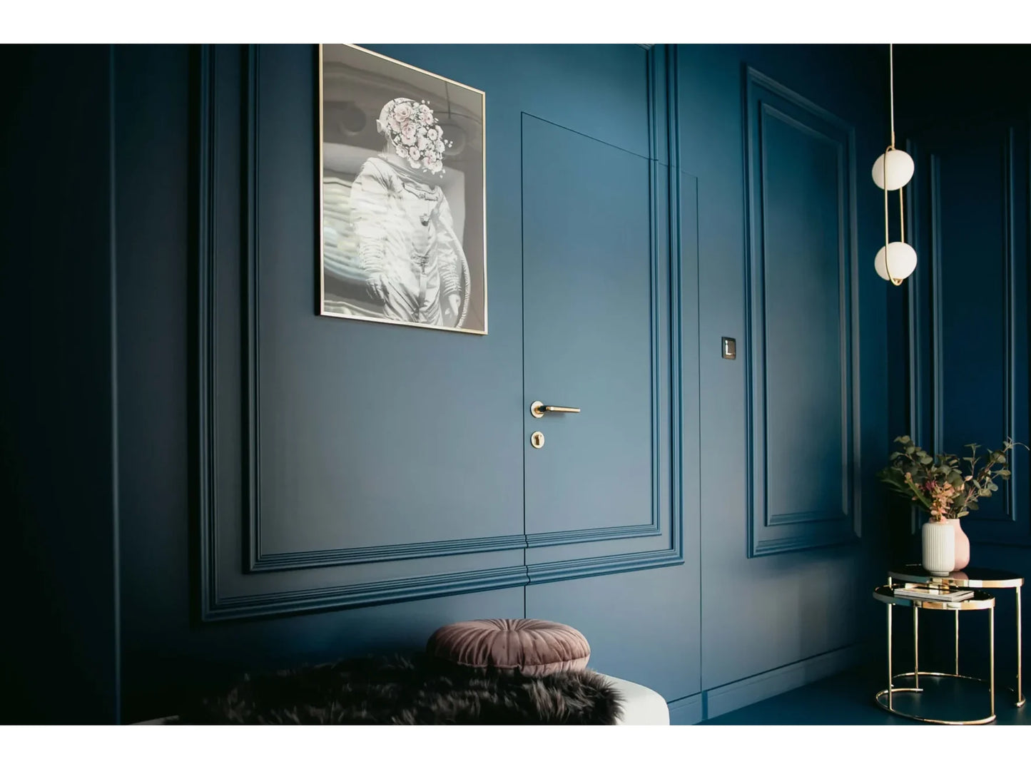 Plinthe MD027 installée sur mur bleu avec moulures décoratives, idéale pour un intérieur élégant