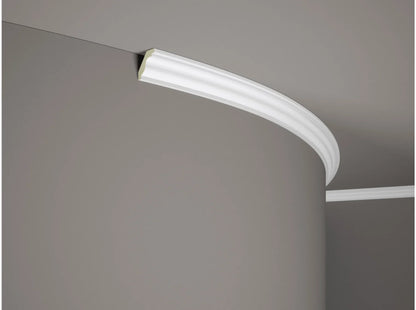Corniche de plafond flexible MDB135F blanche 200 x 2,8 x 3,5 cm installée sur plafond arrondi, profil décoratif élégant en polymère souple.
