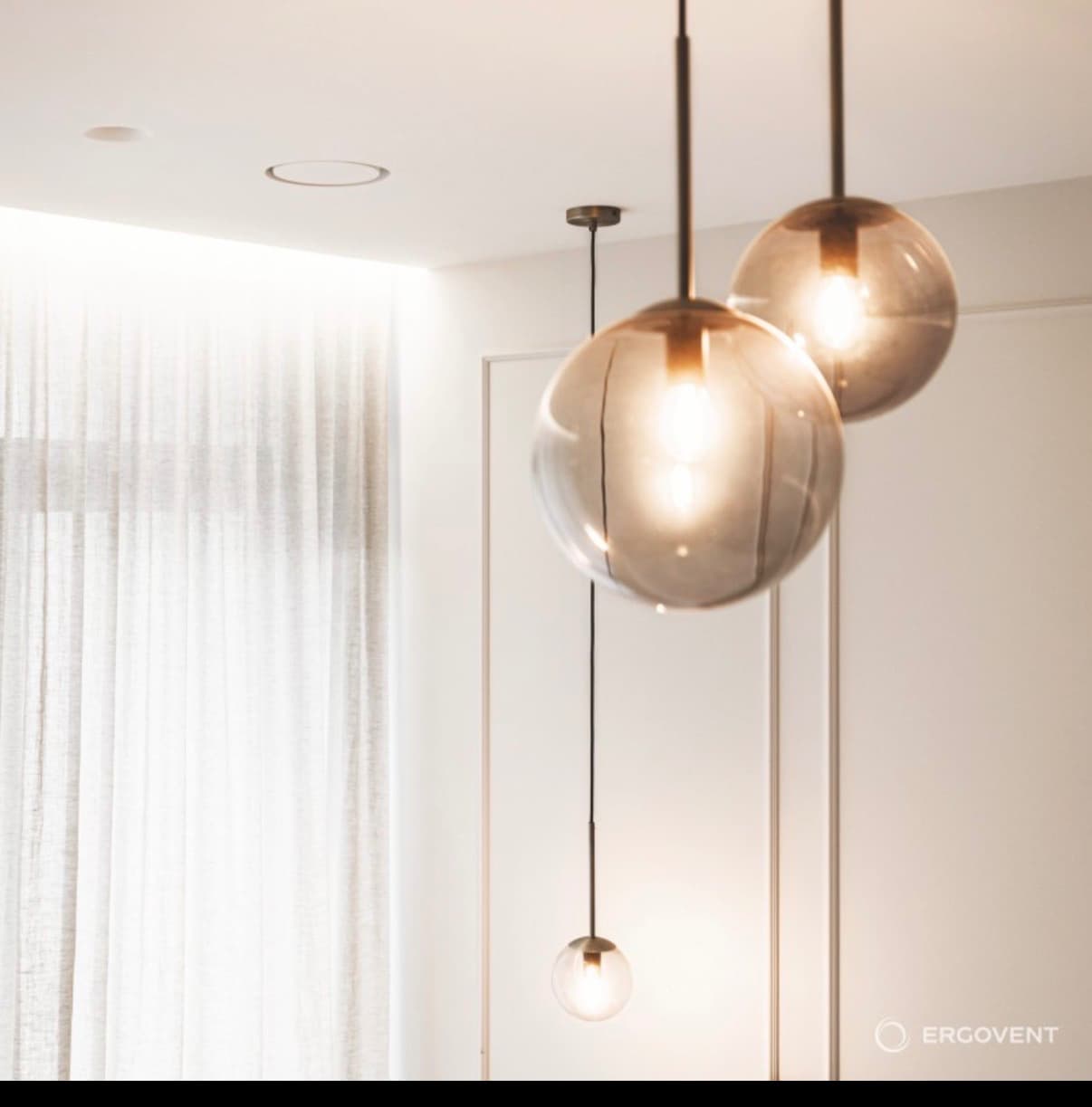 Plafond design épuré avec bouche de ventilation invisible parfaitement intégrée et peinte