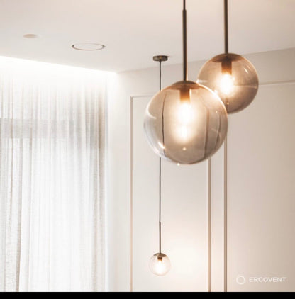 Plafond design épuré avec bouche de ventilation invisible parfaitement intégrée et peinte