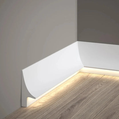 Plinthe décorative QL007 blanche avec intégration pour ruban LED, idéale pour créer un éclairage indirect moderne et une finition intérieure haut de gamme.