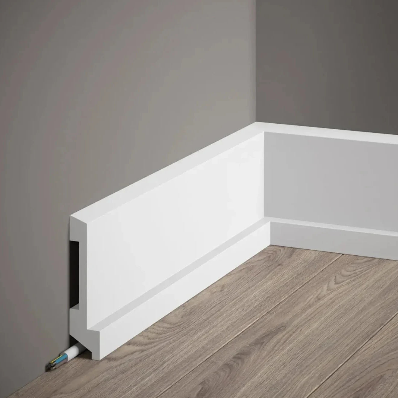 Plinthe décorative blanche MD025 avec espace cache câble intégré, idéale pour masquer les fils électriques et créer une finition intérieure élégante.