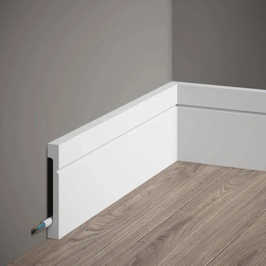 Plinthe décorative blanche MD356 avec cache câble intégré, idéale pour masquer les fils électriques et créer une finition murale moderne et élégante.