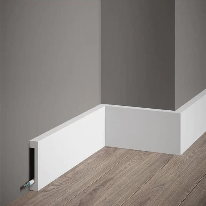 Plinthe de rénovation MD009 blanche avec passage de câbles intégré, idéale pour masquer les fils électriques et moderniser une finition intérieure.