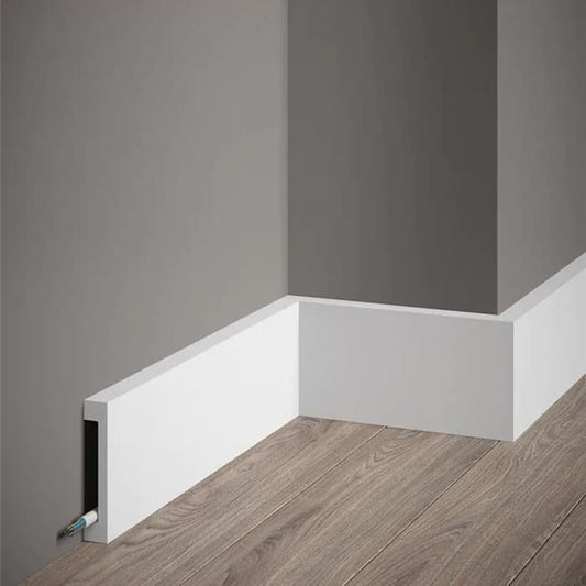 Plinthe de rénovation MD009 blanche avec passage de câbles intégré, idéale pour masquer les fils électriques et moderniser une finition intérieure.