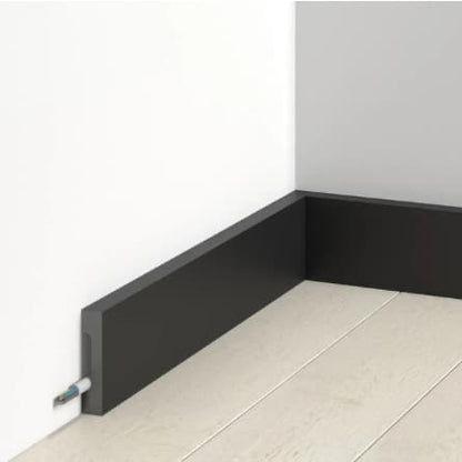 Plinthe noire MD359B avec passage de câbles intégré, idéale pour une rénovation intérieure moderne et une finition murale élégante.
