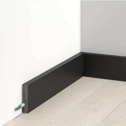 Plinthe noire MD359B avec passage de câbles intégré, idéale pour une rénovation intérieure moderne et une finition murale élégante.
