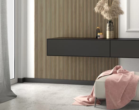 Intérieur contemporain bleu avec moulures décoratives et plinthe noire MD359B pour une finition haut de gamme et moderne.