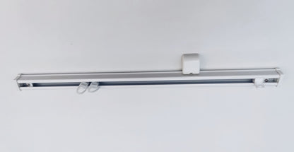 Rail à rideaux plafond 150 cm en aluminium blanc avec glisseurs et supports de fixation pour installation discrète de rideaux.