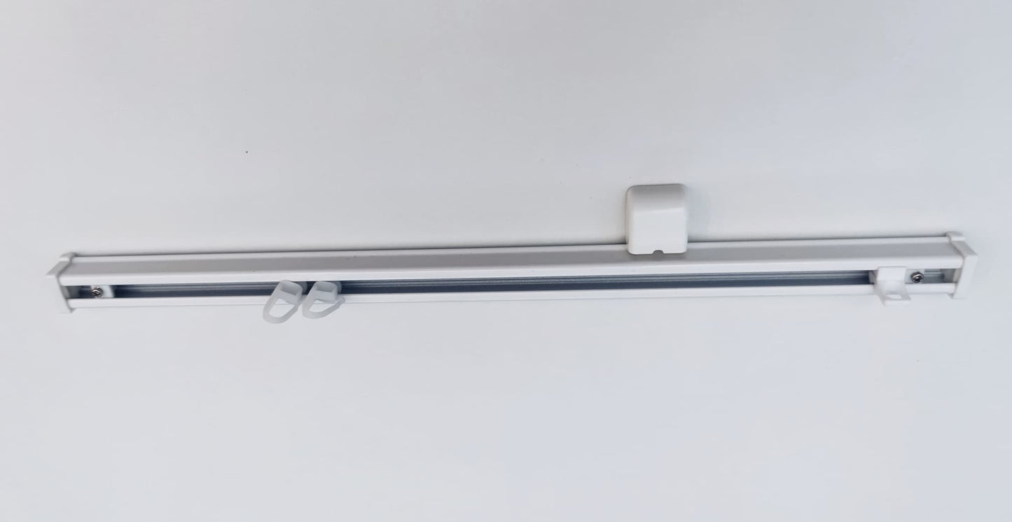 Rail à rideaux plafond 200 cm en aluminium blanc avec glisseurs et supports de fixation pour installation discrète de rideaux.