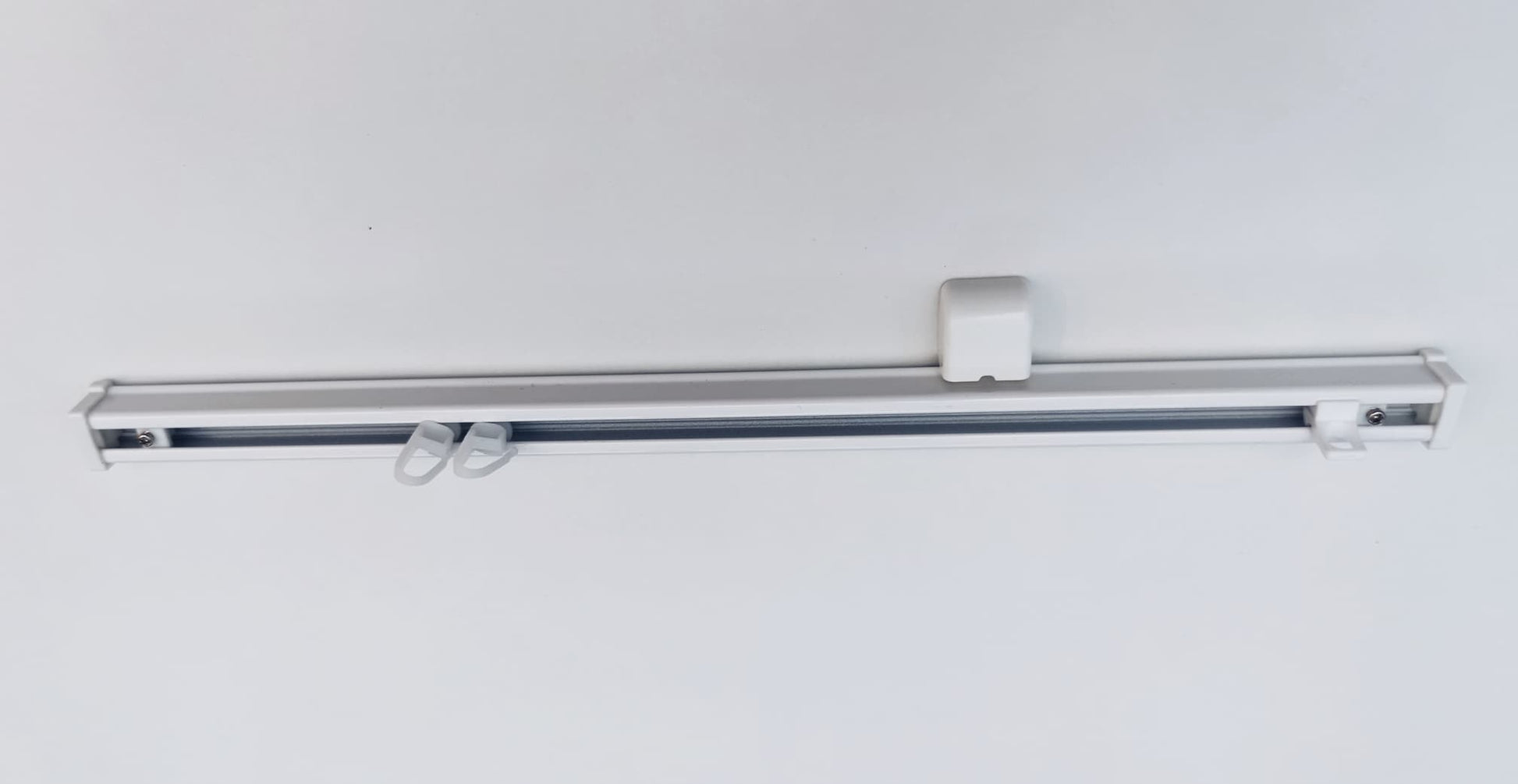 Rail à rideaux plafond 250 cm en aluminium blanc avec glisseurs et supports de fixation pour installation discrète de rideaux.