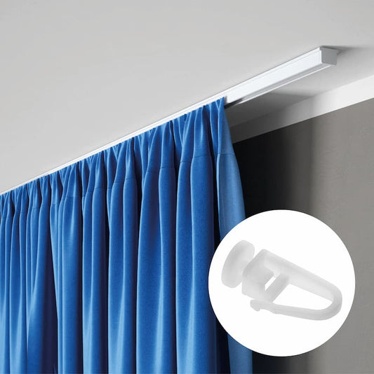 Rail à rideaux plafond en aluminium blanc avec système de crochets et rideau bleu, idéal pour une fixation discrète et moderne au plafond.