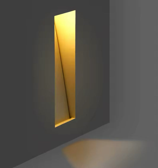 Signaleur LED encastré moderne invisible diffusant une lumière chaude sur mur foncé – éclairage décoratif d’escalier ou couloir intérieur