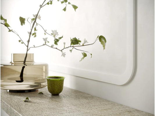 Angle MDD011-10 installé dans un intérieur élégant avec moulure murale arrondie et décoration florale – finition moderne et douce