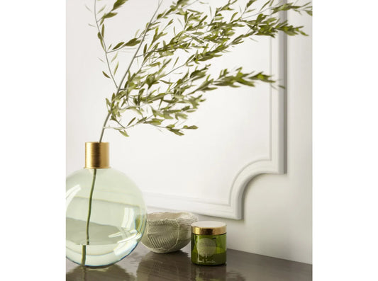 Angle mouluré MDD318-10 intégré dans une composition murale élégante avec moulures blanches et décoration florale – finition classique et raffinée