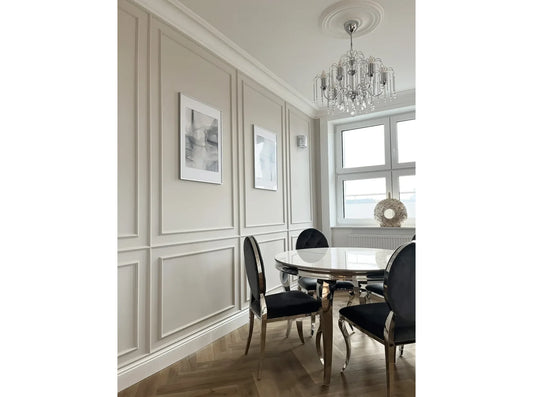 Rosace de plafond B3025 installée avec lustre à pampilles, ajoutant une touche sophistiquée à la salle à manger.