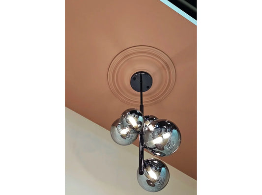Rosace B3030 installée au plafond avec suspension design – mise en valeur élégante pour un intérieur moderne