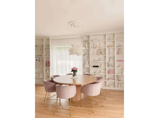 Rosace de plafond B3033 installée dans un salon moderne avec suspension design, apportant une touche élégante et décorative