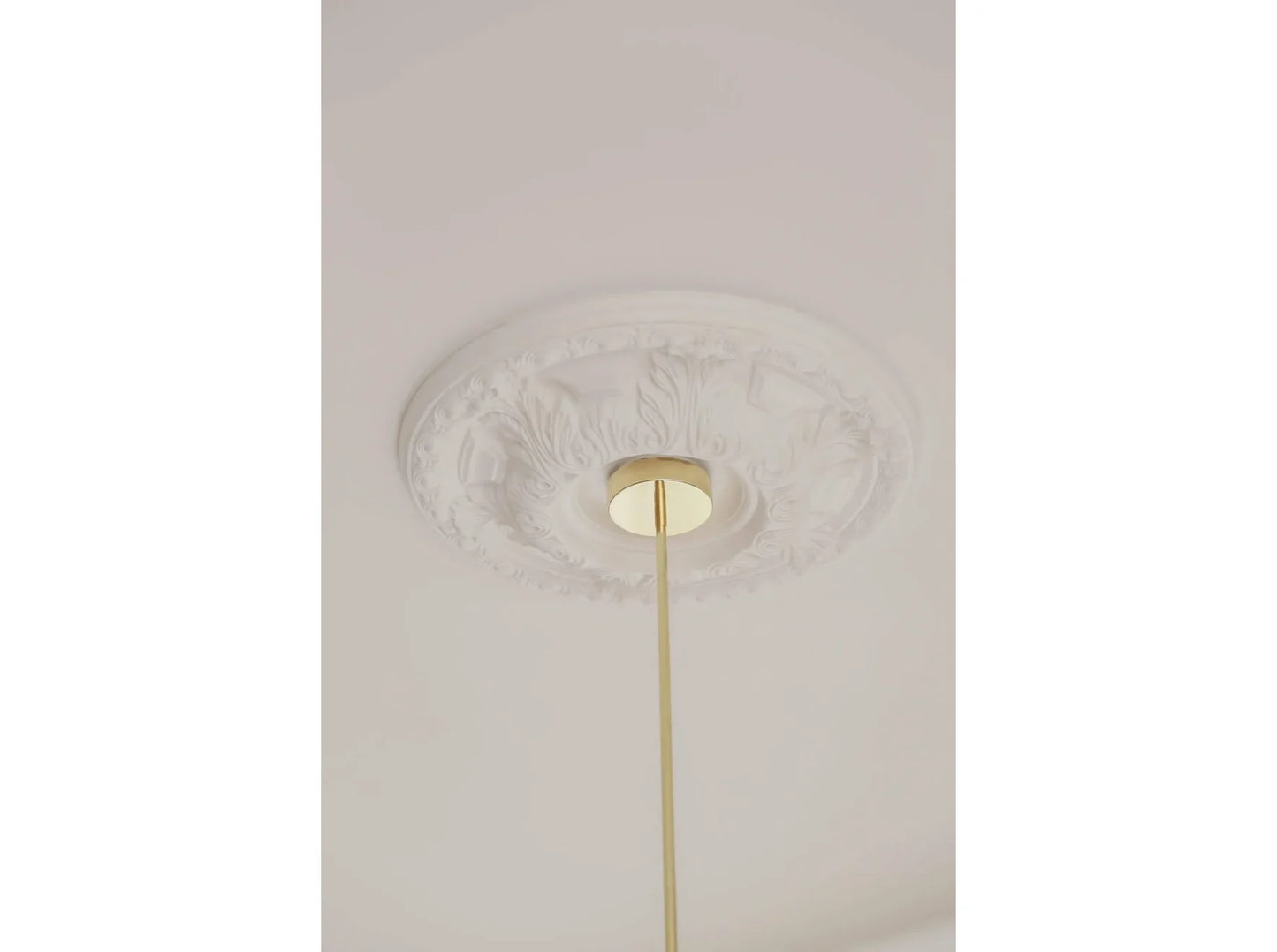 Détail de la rosace de plafond B3033 avec un luminaire doré, idéale pour les plafonds hauts ou pièces de caractère.
