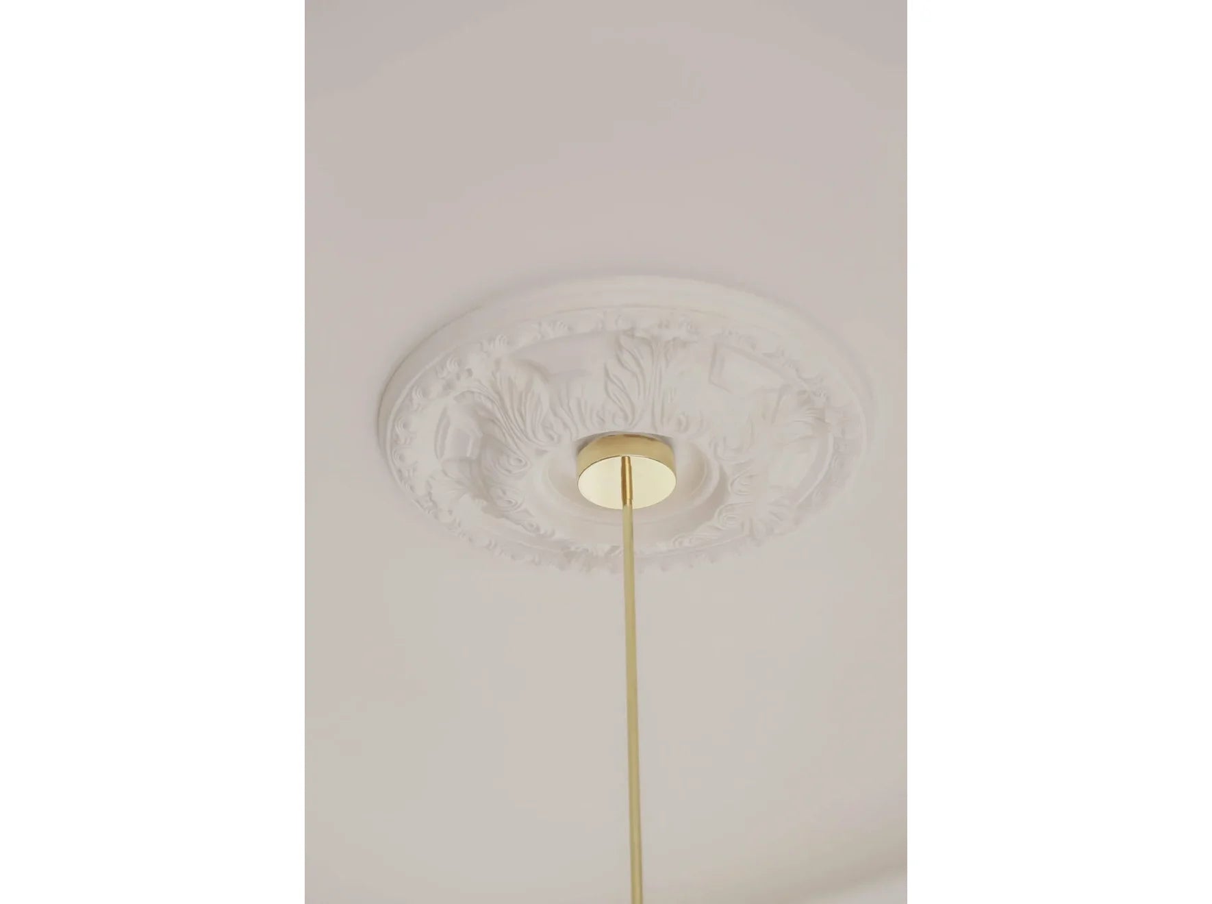 Détail de la rosace de plafond B3033 avec un luminaire doré, idéale pour les plafonds hauts ou pièces de caractère.