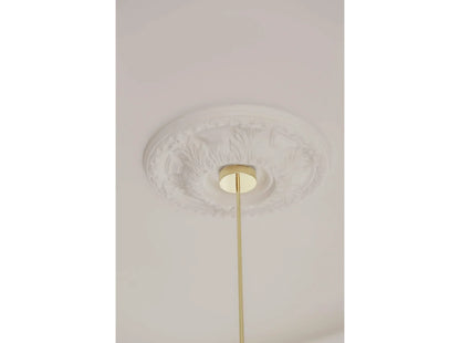 Détail de la rosace de plafond B3033 avec un luminaire doré, idéale pour les plafonds hauts ou pièces de caractère.